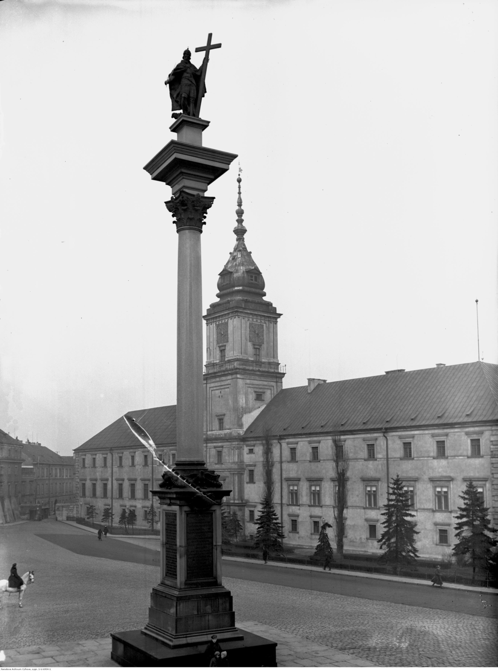 Zamek Królewski w Warszawie. Z przodu kolumna z rzeźbą króla Zygmunta III, a za nią budynek zamku z wieżą zegarową.